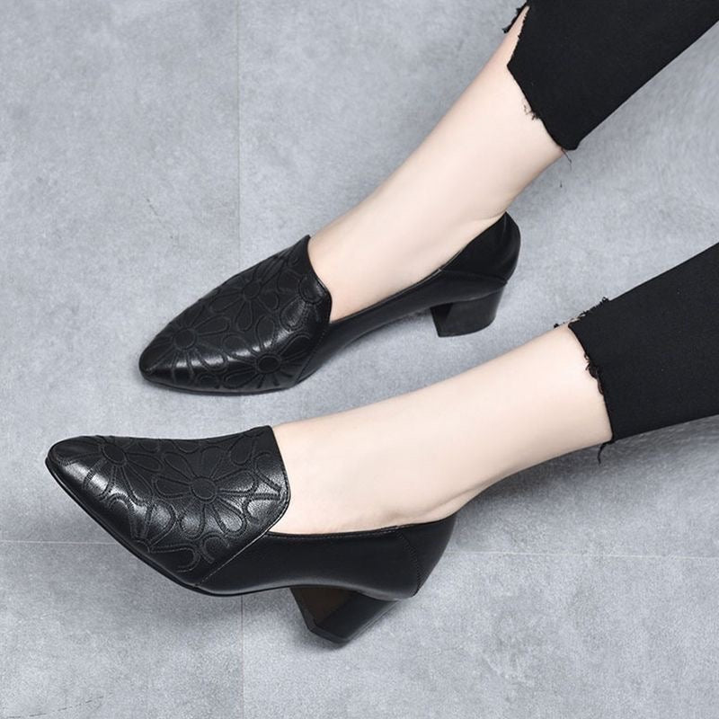 Marcia | Soft vegan leather pumps with elegant embroidery