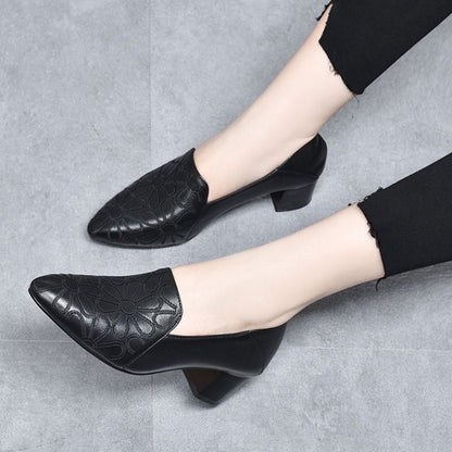 Marcia | Soft vegan leather pumps with elegant embroidery